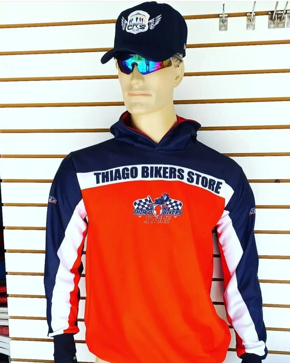 Buzo de Thiago Bikers Store en un maniquí, con gorra a juego