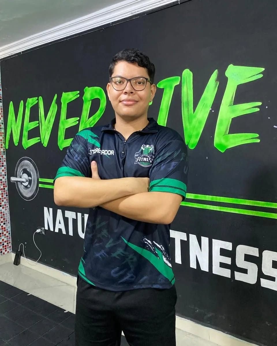 Cliente con su camiseta negra y verde de gimnasio