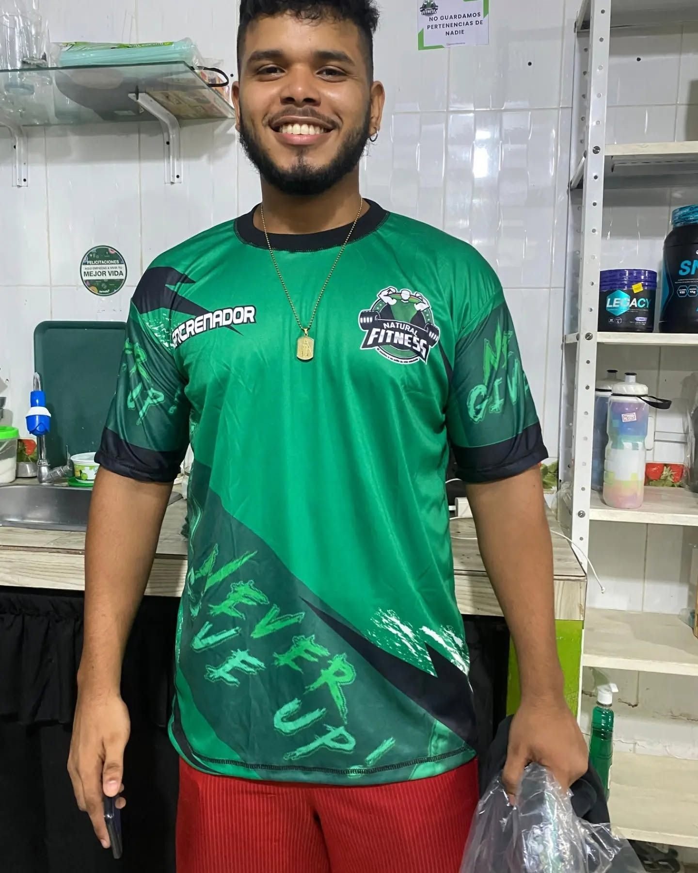 Cliente con su camiseta verde de gimnasio