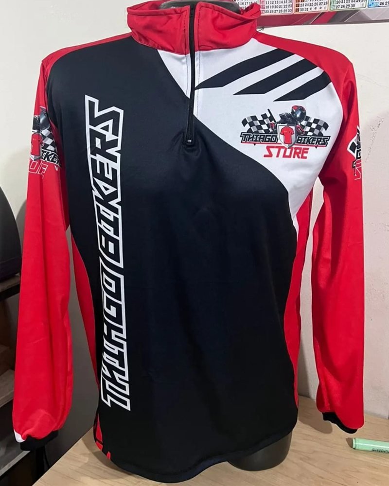 Buzo negro y rojo con media cremallera y el logo de Thiago Bikers Store