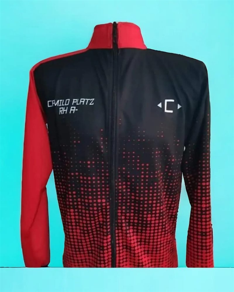 Jersey negro y rojo de cuello tortuga con el nombre Camilo Platz y su RH