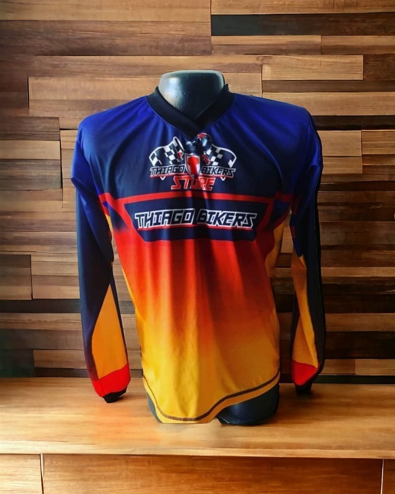 Jersey azul, rojo y amarillo de Thiago Bikers Store en un maniquí