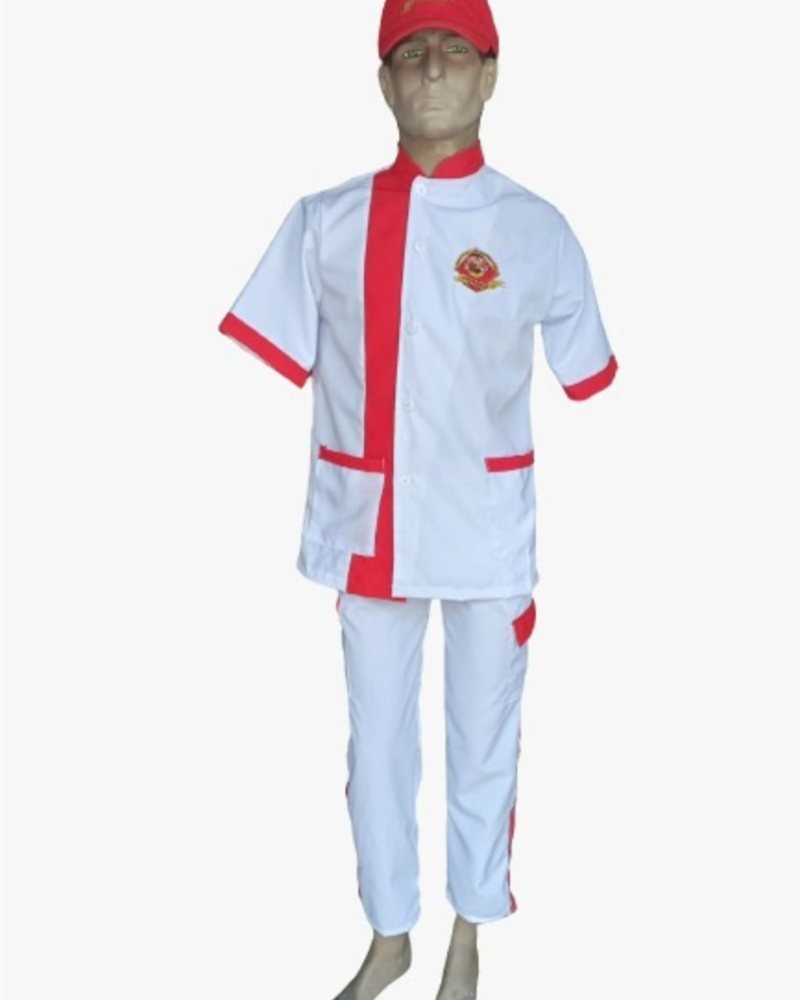 Uniforme antifluido blanco y rojo con gorra roja en un maniquí