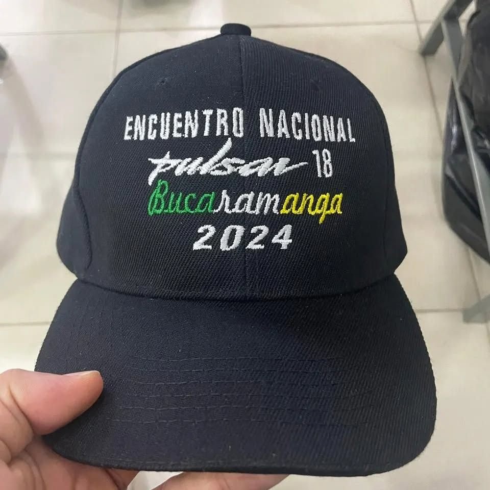 Gorra bordada del Encuentro Nacional Pulsar 18, Bucaramanga 2024